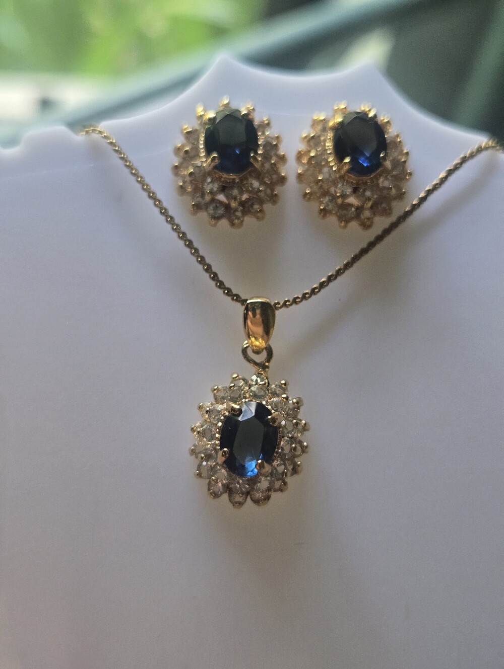 Source Unknown Gold-Tone Necklace and Earring Set with Dark Blue Stones